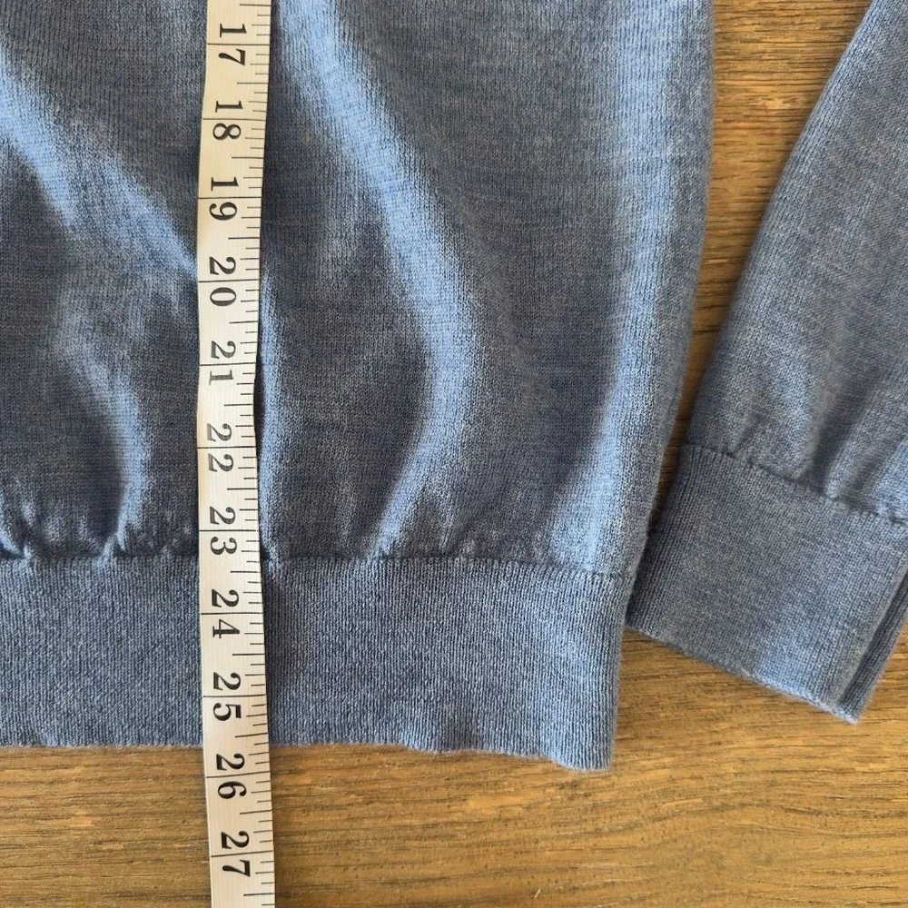 Banana Republic Mens M 100% Merino Wool V-Neck Sweater Blue Pullover Lightweight
